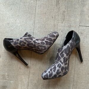 Donal J. Pliner Eartha Grey Suede Leopard Pointy Stiletto Heel Boots Size 8